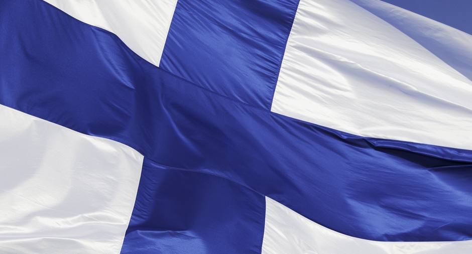 Suomen lippu. Lähikuvassa sininen risti keskellä.